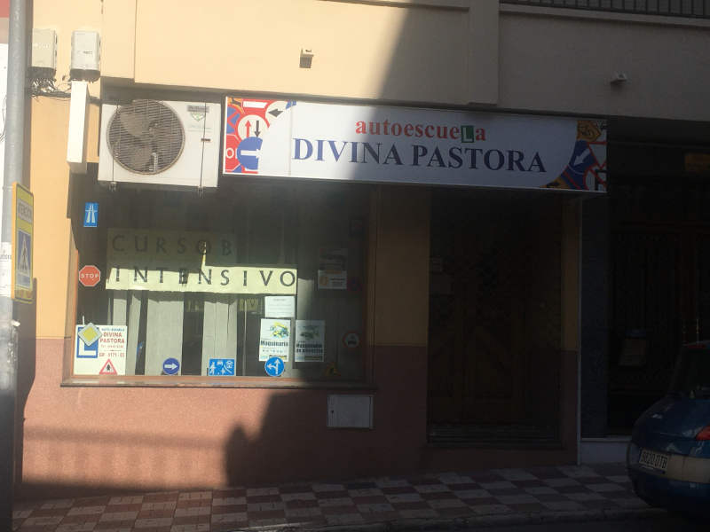 Fachada Autoescuela Divina Pastora, Calle Cruces 31