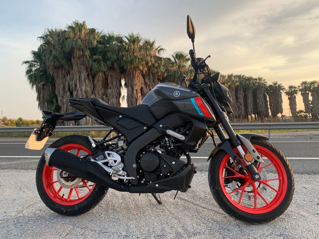 Moto Yamaha roja y negra